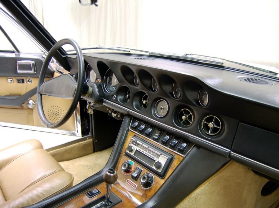 Интерьер Jensen Interceptor 1973 года  (фото 2 из 7)